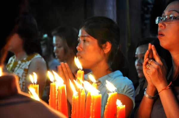 Зажигание свечей и молитва людей во вьетнамской пагоде — стоковое фото