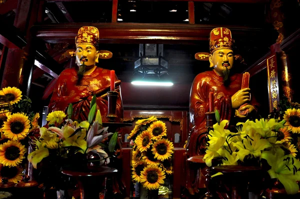 Imperadores em um templo vietnamita — Fotografia de Stock