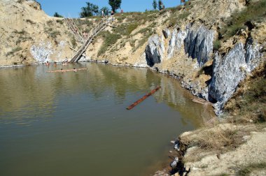 Tuzlu üzerinde yüzen insanlar benim terk edilmiş bir tuz su