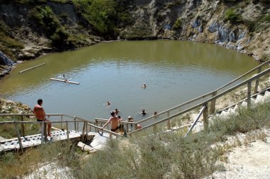 Tuzlu üzerinde yüzen insanlar benim terk edilmiş bir tuz su