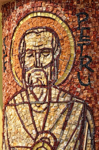 Mosaic of Saint Peter apostle on a column — Stock Photo, Image