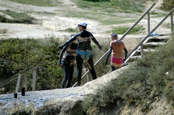 Volwassen mensen met voedende rijke modder toegepast op hun huid — Stockfoto