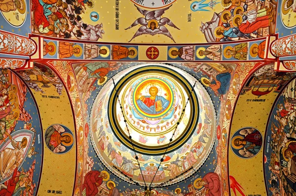 Ortodoksinen kirkko sisustus maalattu seinämaalauksia — kuvapankkivalokuva
