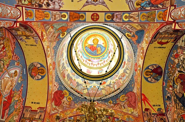 Interior da igreja ortodoxa com murais pintados — Fotografia de Stock