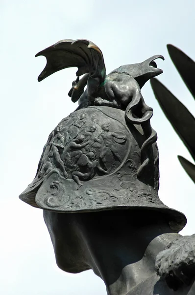 Small dragon on a helmet. Detail on a public statue in Arad, Rom — Stock Photo, Image