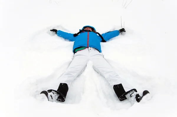 Dziewczyna leżącego w śniegu — Zdjęcie stockowe