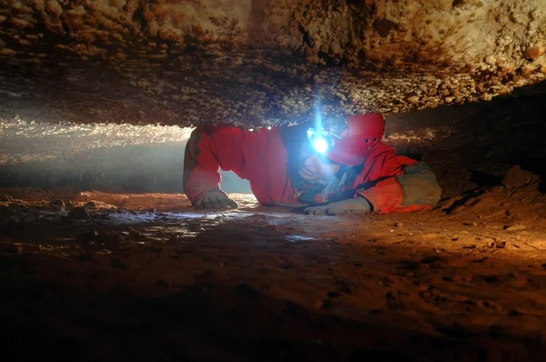 Paso estrecho de la cueva con un espeleólogo — Foto de Stock