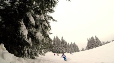 Bir kayakçı Kayak atlama kamera ağır çekim