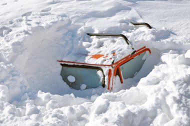 Kış blizzard arabaya kar kaplı