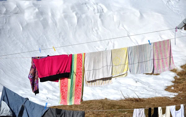 Věší prádlo sušení na prádelní šňůru na zimu — Stock fotografie