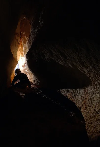 Höhlenforscher erkundet eine Höhle — Stockfoto