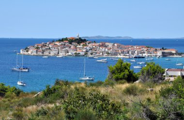 Primosten. Adanın küçük bir kasaba. Hırvatistan