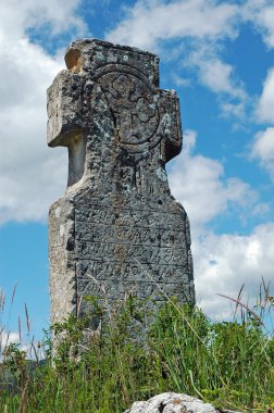 Terk edilmiş taş landmark dağlarda çapraz