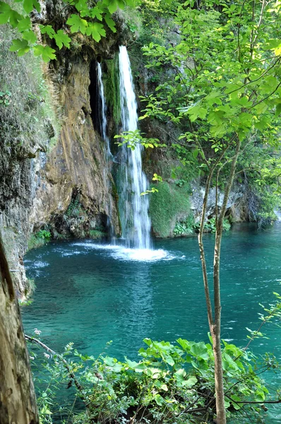 Cascada en el parque nacional plitvice, croacia — Foto de Stock