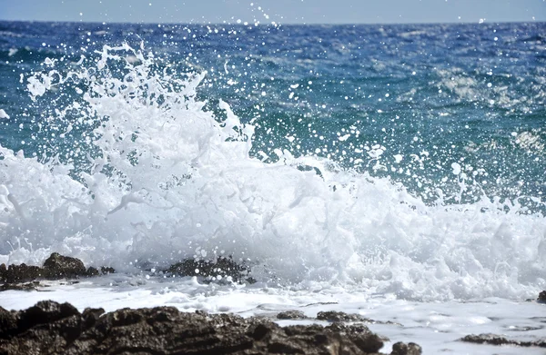 Rotskust met golven spatten — Stockfoto