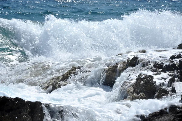 Stříkající mořské vlny — Stock fotografie