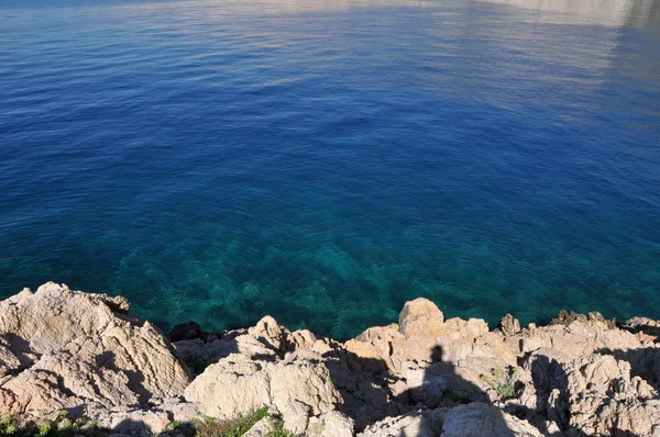 Adriatische Zee, rotsachtige kust — Stockfoto