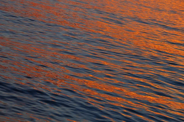 Warme Farbe glänzende Wasseroberfläche bei Sonnenuntergang — Stockfoto