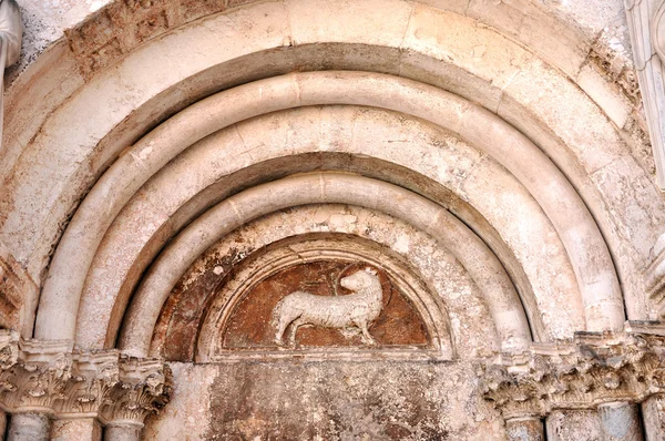 Bas relevo com animal esculpido em uma igreja — Fotografia de Stock