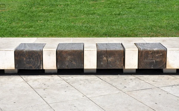 Banc en pierre avec sièges en bois — Photo