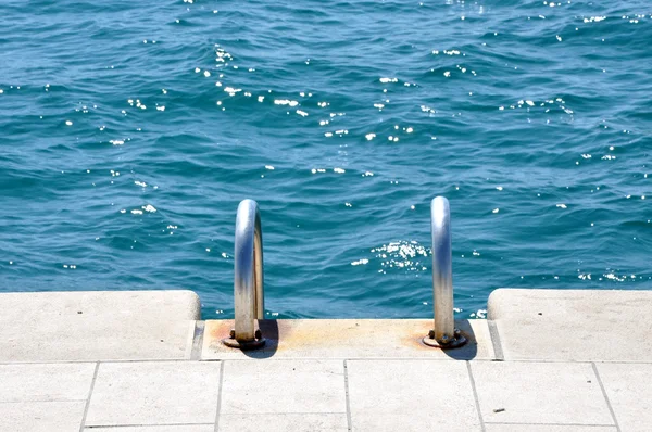 Pier met trappen op de zee — Stockfoto