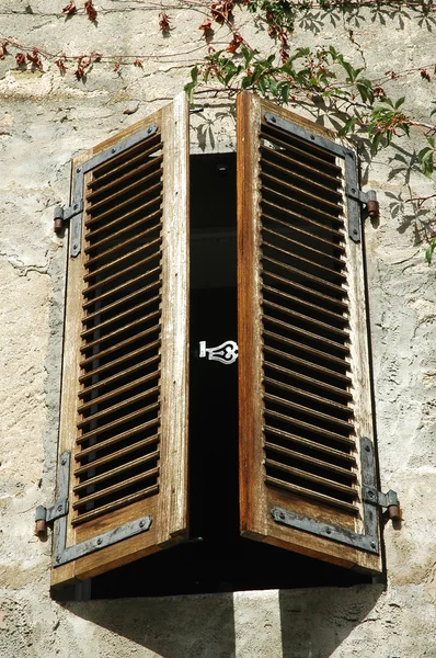 Portas de janela de madeira parcialmente abertas — Fotografia de Stock