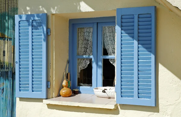 Persianas abiertas de ventana azul — Foto de Stock