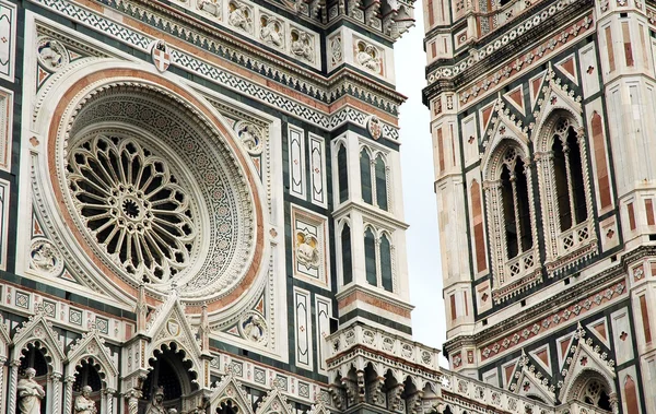 Architectural details on Santa Maria del Fiore cathedral, Firenz — Stock Photo, Image