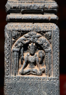 Küçük bir ahşap sütun Nepal Buda oturan oyulmuş