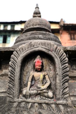 Buda Swayambhunath içinde oturan taş heykelciği. Nepal