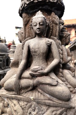 Buda Swayambhunath içinde oturan taş heykel. Nepal