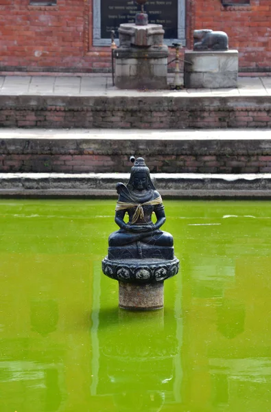 公共の噴水でヒンドゥー教の像。ネパール ・ バクタプル — ストック写真