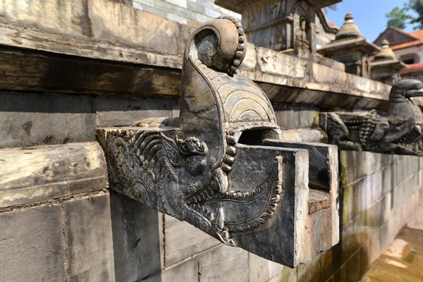 Vyřezávaný kámen veřejná fontána v Pashupatinath, Nepál — Stock fotografie