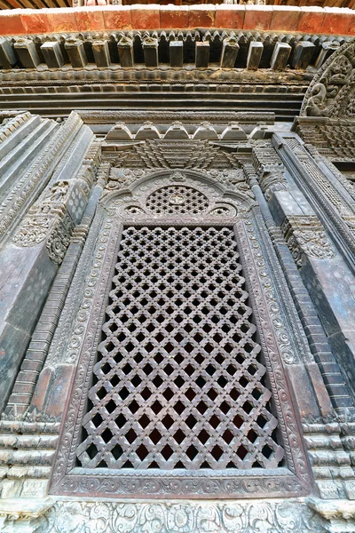 Entrée en bois sculpté d'un temple hindou public. Katmandou, Népa — Photo