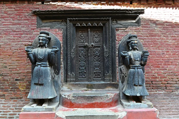 Entrada para um templo hindu público em Bhaktapur, Nepal — Fotografia de Stock