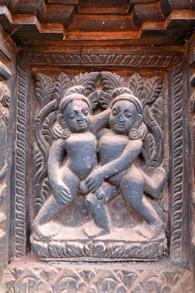 Motif érotique sculpté en bois sur un temple hindou au Népal — Photo