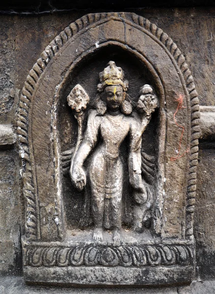 Каменная статуя индуистского бога на общественном храме — стоковое фото