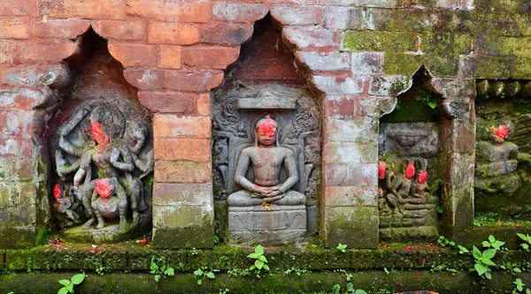 Estatuas de deidades hindúes en un monumento público. Bhaktapur, Nepal —  Fotos de Stock