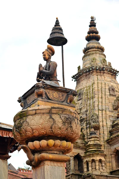 Staty av Newari kung Ranjit Malla i Bhaktapur, Nepal — Stockfoto
