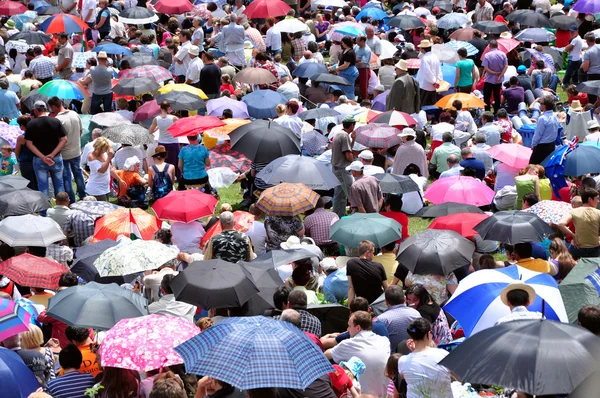 Multitud de peregrinos católicos reunidos para celebrar el Pentecostés — Foto de Stock