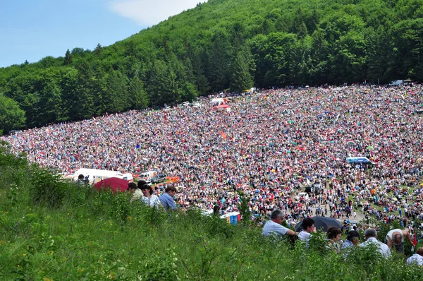 Multidão de peregrinos católicos reunidos para celebrar o Pentecostes — Fotografia de Stock