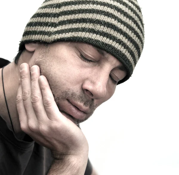 Homem com rosto inchado sofrendo de dor de dente — Fotografia de Stock