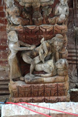 Erotik oymalar üzerinde bir Hindu tapınağı Katmandu, Nepal. Şimdi destr