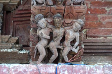 Erotik oymalar üzerinde bir Hindu tapınağı Katmandu, Nepal. Şimdi destr
