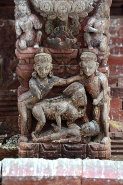 Erotik oymalar üzerinde bir Hindu tapınağı Katmandu, Nepal. Şimdi destr