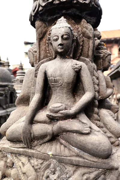 Kamienny posąg siedzi Budda w Swayambhunath. Nepal — Zdjęcie stockowe