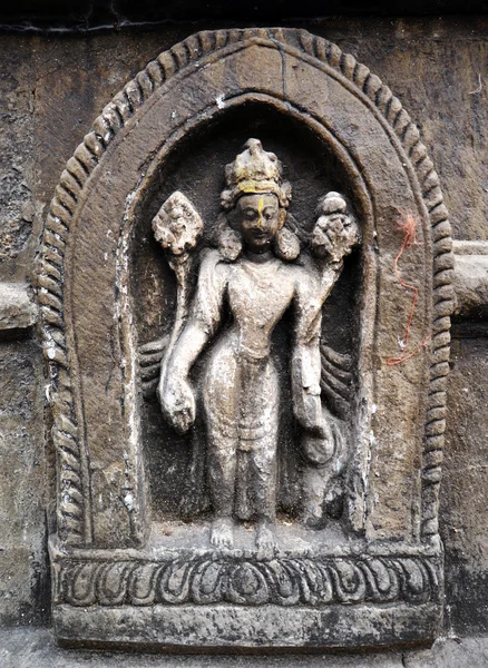 Estatua de piedra de un dios hindú en un templo público —  Fotos de Stock