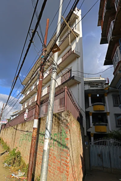 Tall and narrow buildings in Boudhanath, Nepal before the earthq — Stock Photo, Image