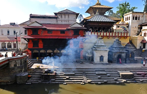 Ghats cremazione a Pashupatinath prima del terremoto. Kathmand — Foto Stock