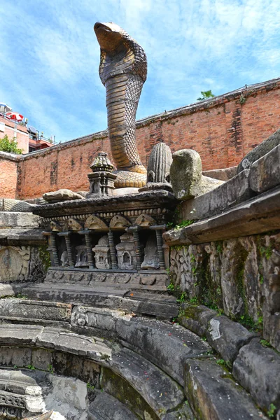 Oude fontein in Bhaktapur. Nepal. Nu vernietigd na een massa — Stockfoto